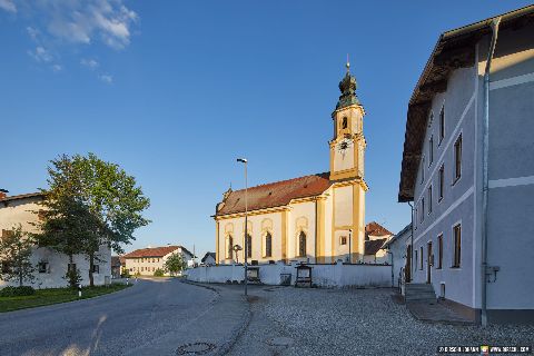 Gemeinde Erharting Landkreis Mühldorf Ortsansicht mit Kirche (Dirschl Johann) Deutschland MÜ